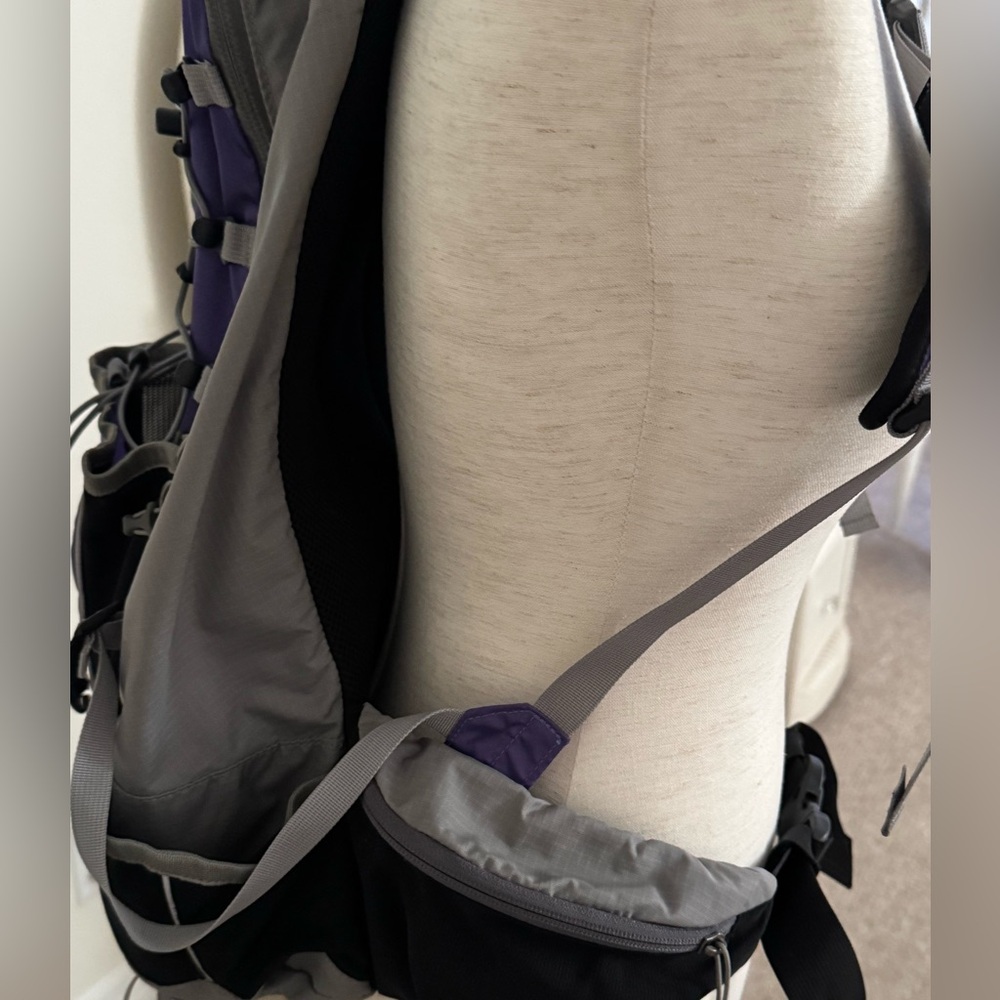 GoLite VO24, an ultralight hiking daypack specifically designed for Women - Picture 5 of 11